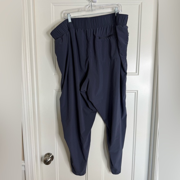 Women’s All in Motion Joggers/ taper pants Bundle Grey, Olive, & Black, 3X - Picture 12 of 15